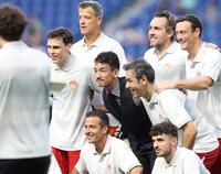 　モナコレジェンドチームの集合写真に納まる中田英寿氏（中央）＝撮影・中田匡峻