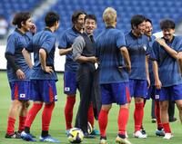 　会話が弾む中田英寿氏（中央）＝撮影・中田匡峻