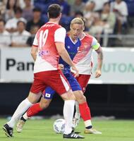 　前半、攻め込む本田圭佑（撮影・中田匡峻）