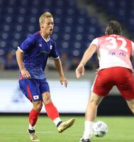 　前半、パスを出す本田圭佑（撮影・中田匡峻）