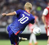 　前半、シュートを放つ本田圭佑（撮影・中田匡峻）