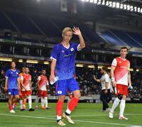 　試合を終え、スタンドに手を振る本田圭佑（撮影・中田匡峻）