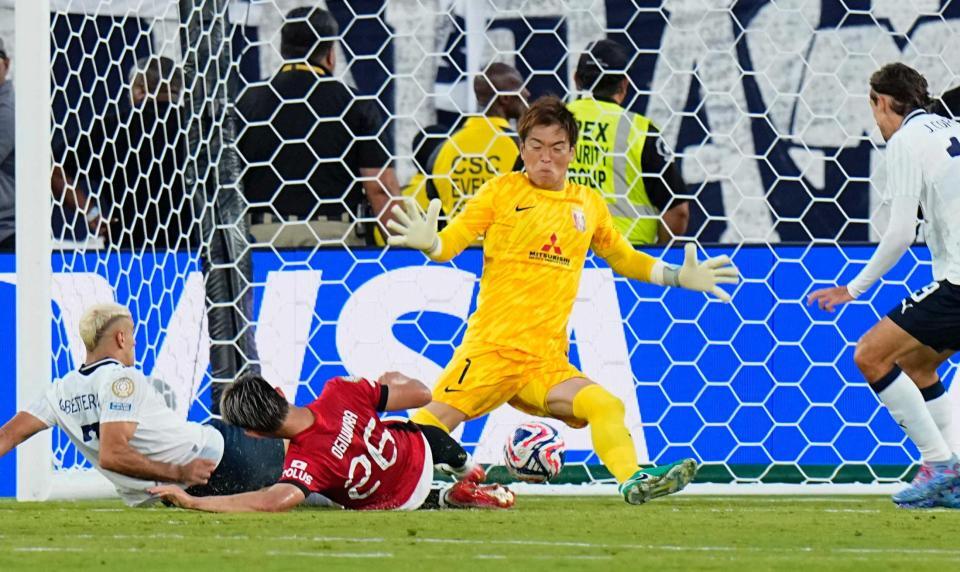 　試合終了間際、モンテレイに４点目のゴールを決められる浦和・ＧＫ西川（共同）