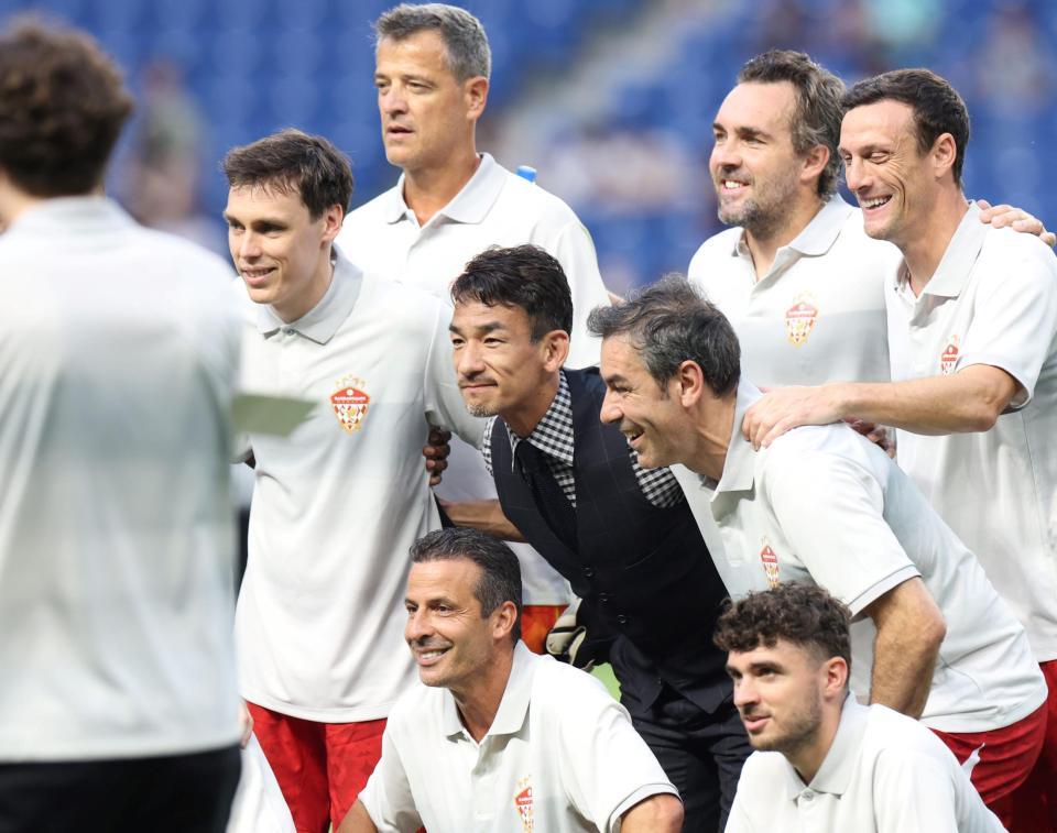 　モナコレジェンドチームの集合写真に納まる中田英寿氏（中央）＝撮影・中田匡峻