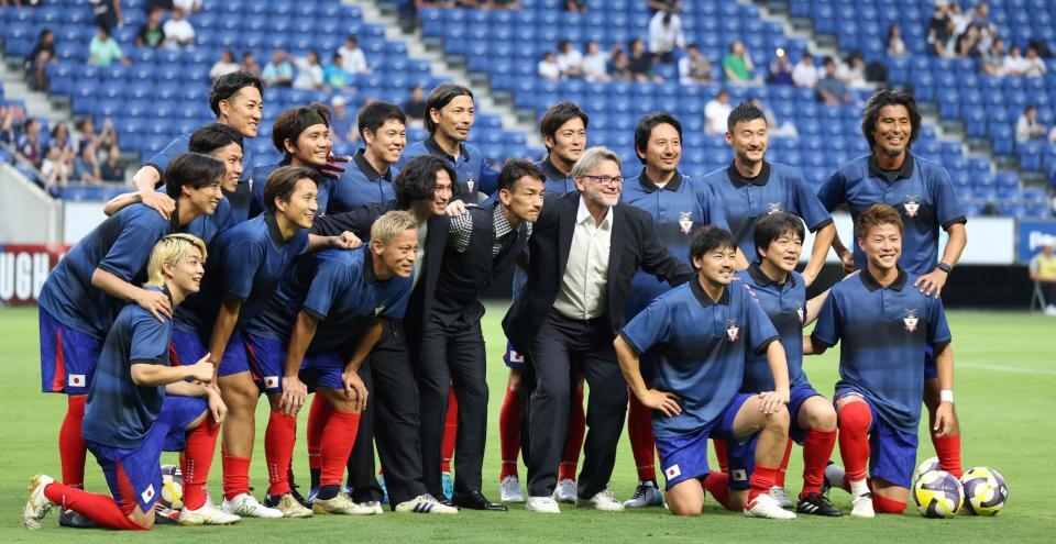 　日本レジェンドと集合写真に納まる中田英寿氏（中央左）、フィリップ・トルシエ氏（中央右）＝撮影・中田匡峻