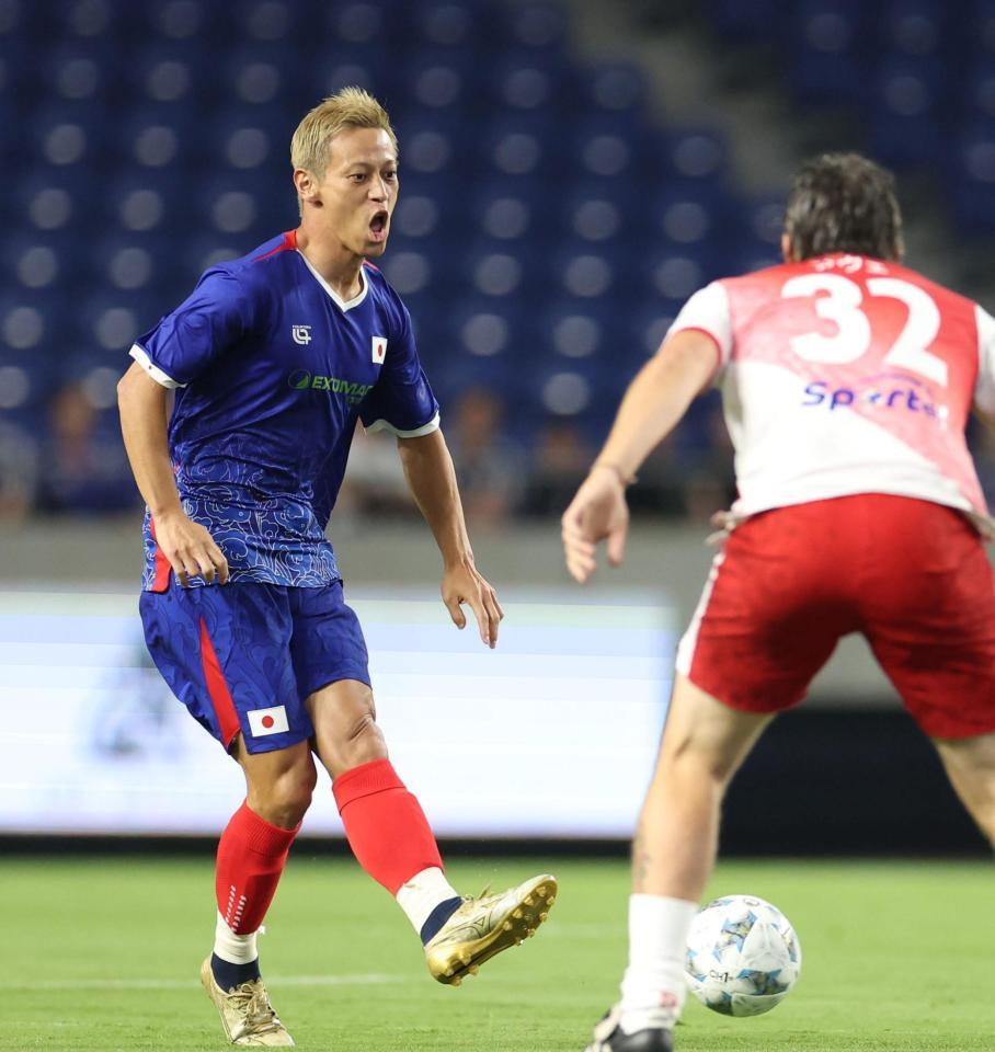 　前半、パスを出す本田圭佑（撮影・中田匡峻）