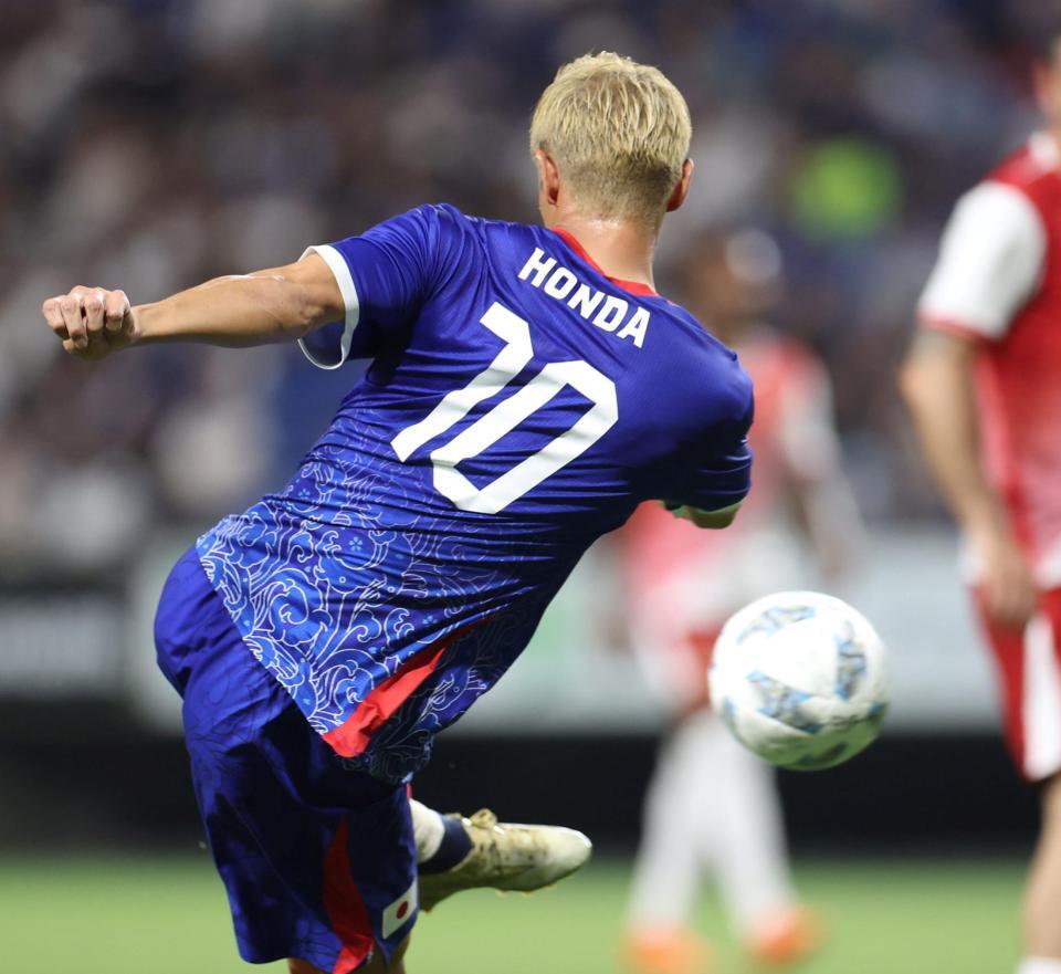 　前半、シュートを放つ本田圭佑（撮影・中田匡峻）