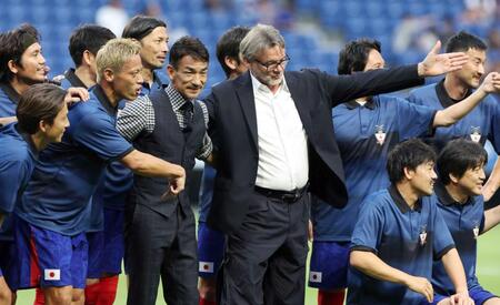 　試合前に記念撮影をする（前列左２人目から）本田圭佑、中田英寿氏、フィリップ・トルシエ氏ら（撮影・中田匡峻）