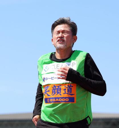 　ハーフタイム中、ピッチでダッシュをする鈴鹿・三浦知良（撮影・中田匡峻）