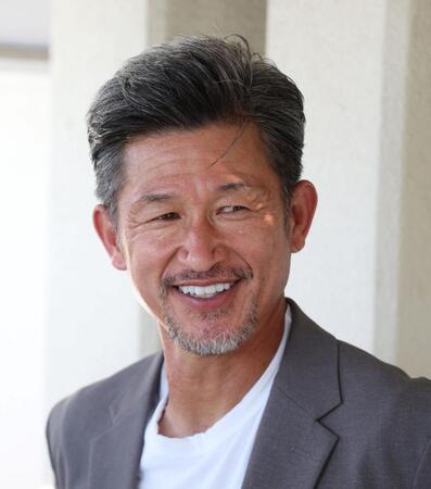 　試合後、取材を受ける鈴鹿・三浦知良（撮影・中田匡峻）