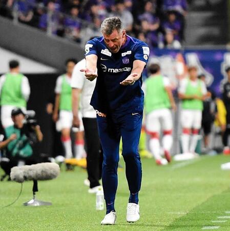 　試合中に不満をあらわにするスキッベ監督（撮影・畠山賢大）