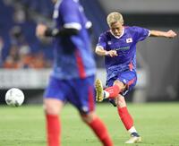 　後半、シュートを放つ本田圭佑＝パナソニックスタジアム吹田（撮影・中田匡峻）