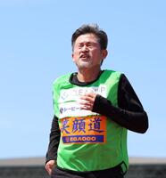 　ハーフタイム中、ピッチでダッシュをする鈴鹿・三浦知良（撮影・中田匡峻）