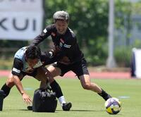 　練習で競り合う鈴鹿・三浦知良（右）＝撮影・中田匡峻