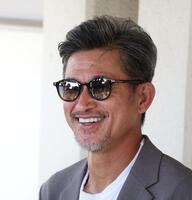 　試合後、笑顔で取材に応じる鈴鹿・三浦知良（撮影・中田匡峻）