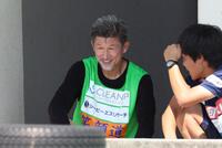 　後半、ベンチ横でストレッチをする鈴鹿・三浦知良（左）＝撮影・中田匡峻