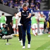 　試合中に不満をあらわにするスキッベ監督（撮影・畠山賢大）