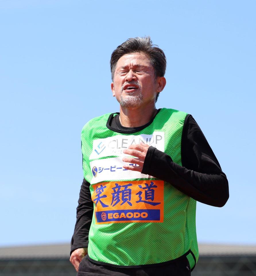 　ハーフタイム中、ピッチでダッシュをする鈴鹿・三浦知良（撮影・中田匡峻）