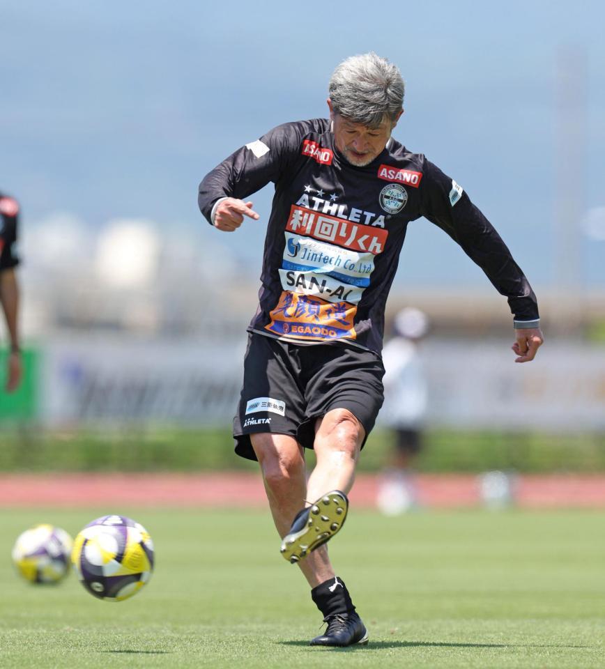 　シュート練習をする鈴鹿・三浦知良（撮影・中田匡峻）