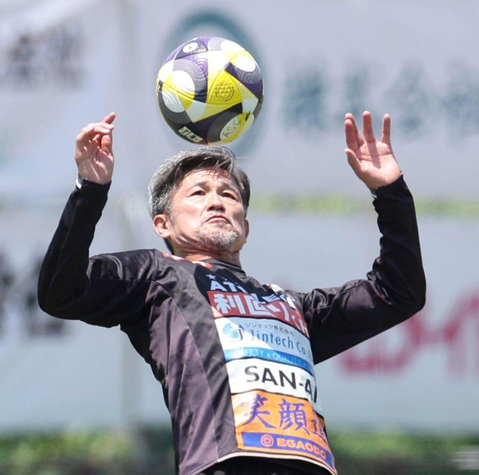 　試合前練習を行う鈴鹿・三浦知良（撮影・中田匡峻）