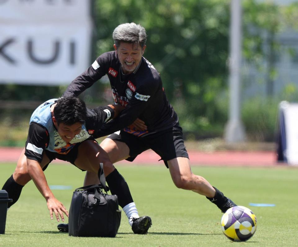 　練習で競り合う鈴鹿・三浦知良（右）＝撮影・中田匡峻