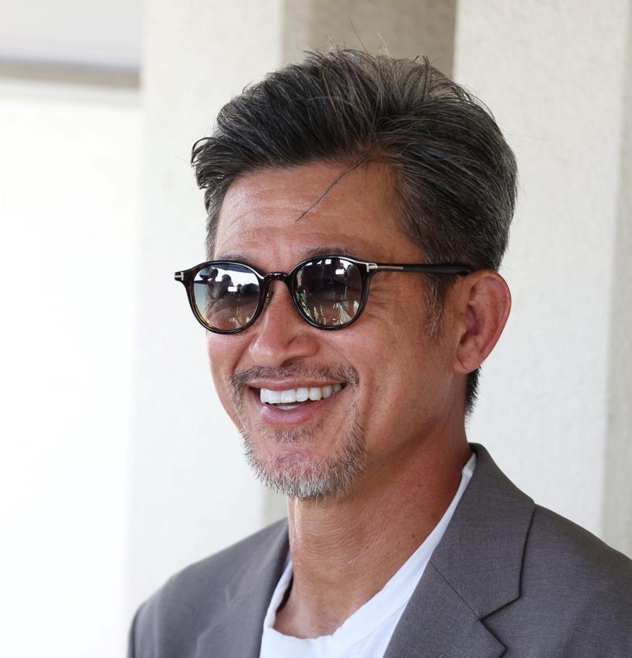 　試合後、笑顔で取材に応じる鈴鹿・三浦知良（撮影・中田匡峻）