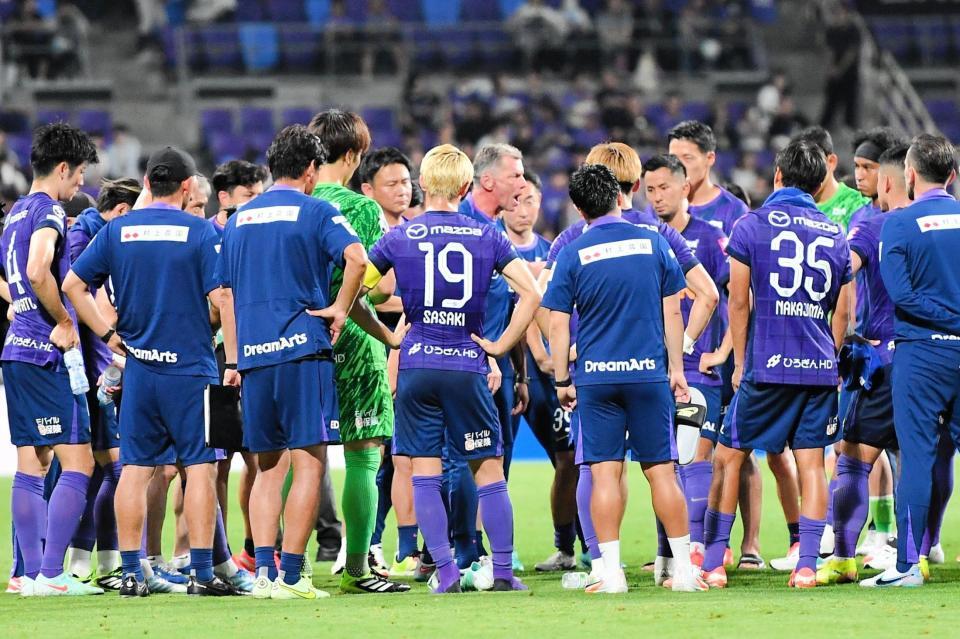 　敗戦直後にイレブンを前に語気を強めるスキッベ監督（中央）＝撮影・畠山賢大