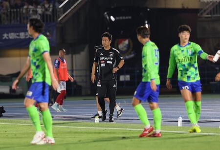 　前半、先制を許した横浜Ｍの大島秀夫監督（中央）＝撮影・石井剣太郎