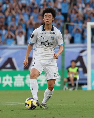 　前半、ドリブルする川崎・高井幸大（撮影・石井剣太郎）