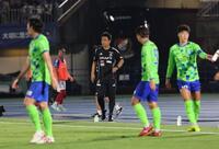 　前半、先制を許した横浜Ｍの大島秀夫監督（中央）＝撮影・石井剣太郎