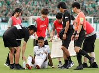 　前半、交代する川崎・マルシーニョ