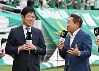 　試合前、松木安太郎氏（右）と談笑する日本代表・森保監督