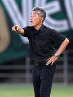 　前半、指示を出す川崎・長谷部監督