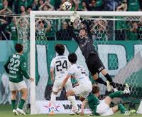 　前半、セーブする東京ＶのＧＫマテウス