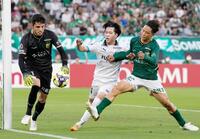 　前半、ゴール前で競り合う川崎・宮城（中央）ら。ＧＫマテウス