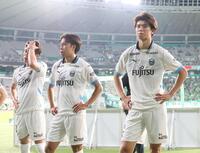 　敗戦に厳しい表情の川崎・高井幸大（撮影・石井剣太郎）