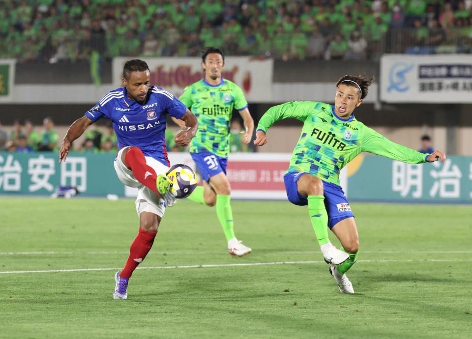 　後半、同点ゴールを決める横浜Ｍ・エウベル（左）＝撮影・石井剣太郎