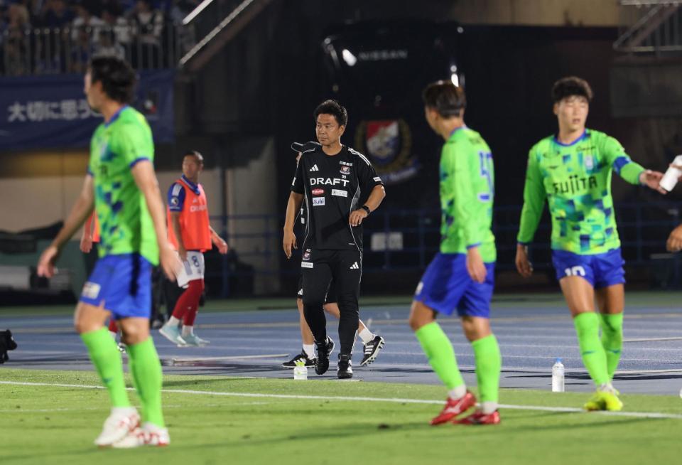 　前半、先制を許した横浜Ｍの大島秀夫監督（中央）＝撮影・石井剣太郎