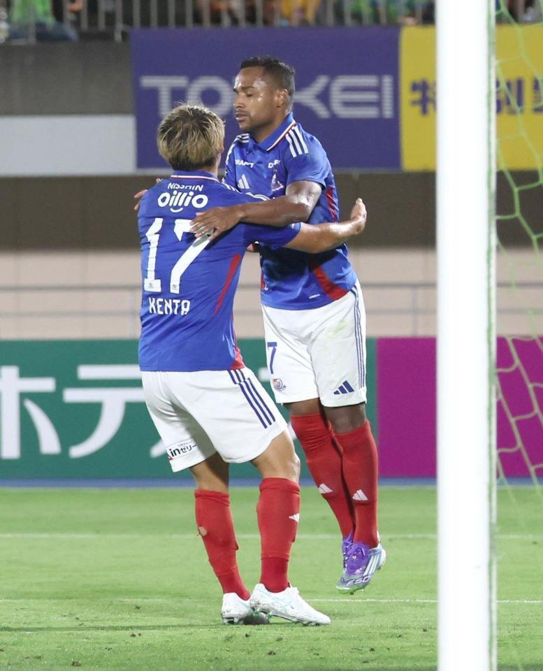 　後半、同点ゴールを決め喜ぶ横浜Ｍ・エウベル（右）＝撮影・石井剣太郎