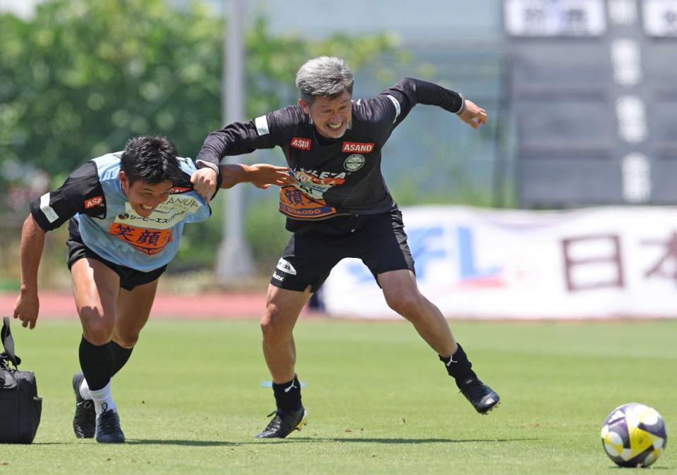 　練習で競り合う鈴鹿・三浦（右）＝撮影・中田匡峻