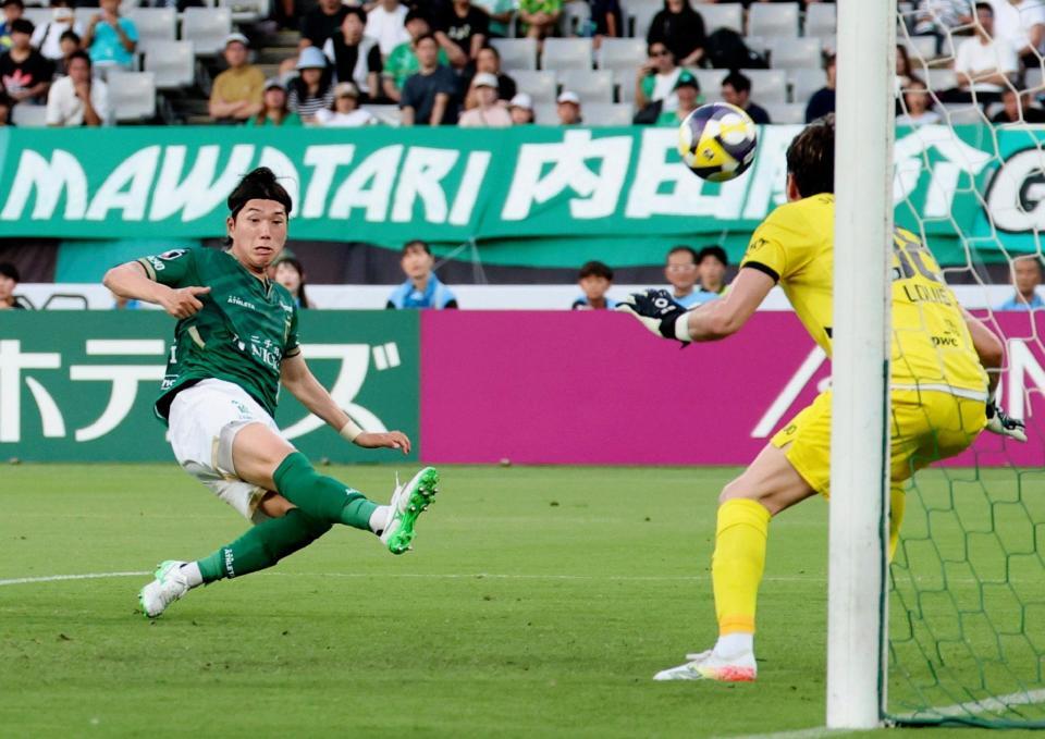 　前半、先制ゴールを決める東京Ｖ・深沢。ＧＫ山口