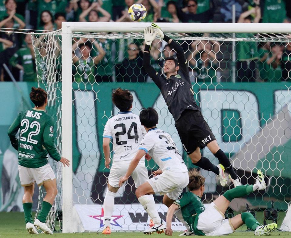 　前半、セーブする東京ＶのＧＫマテウス