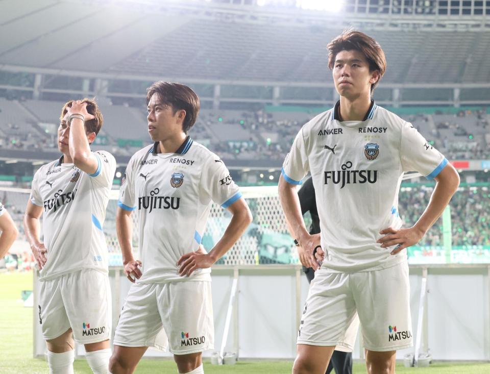 　試合に敗れ、厳しい表情をみせる高井幸大（右端）ら川崎イレブン（撮影・石井剣太郎）