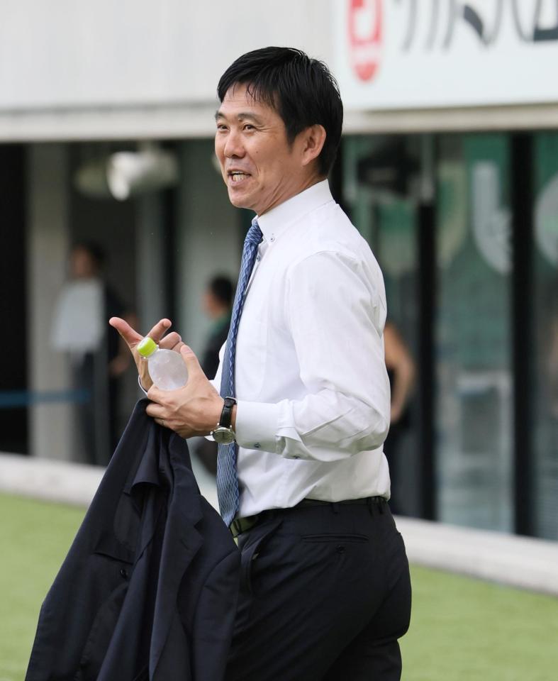 　視察に訪れた日本代表・森保監督（撮影・石井剣太郎）