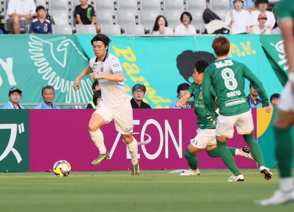 　前半、攻める川崎・高井幸大（左端）＝撮影・石井剣太郎