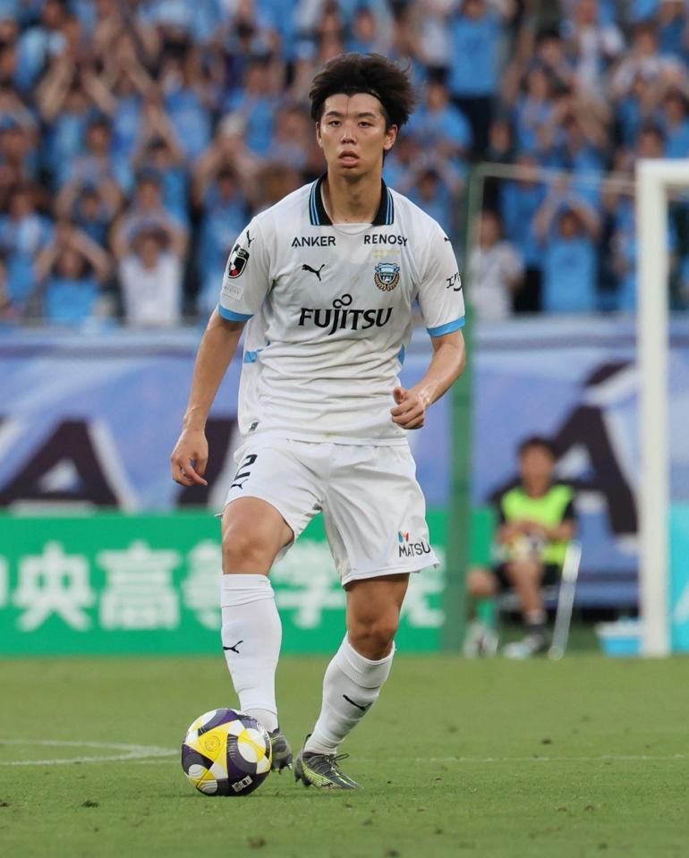 　前半、ドリブルする川崎・高井幸大（撮影・石井剣太郎）