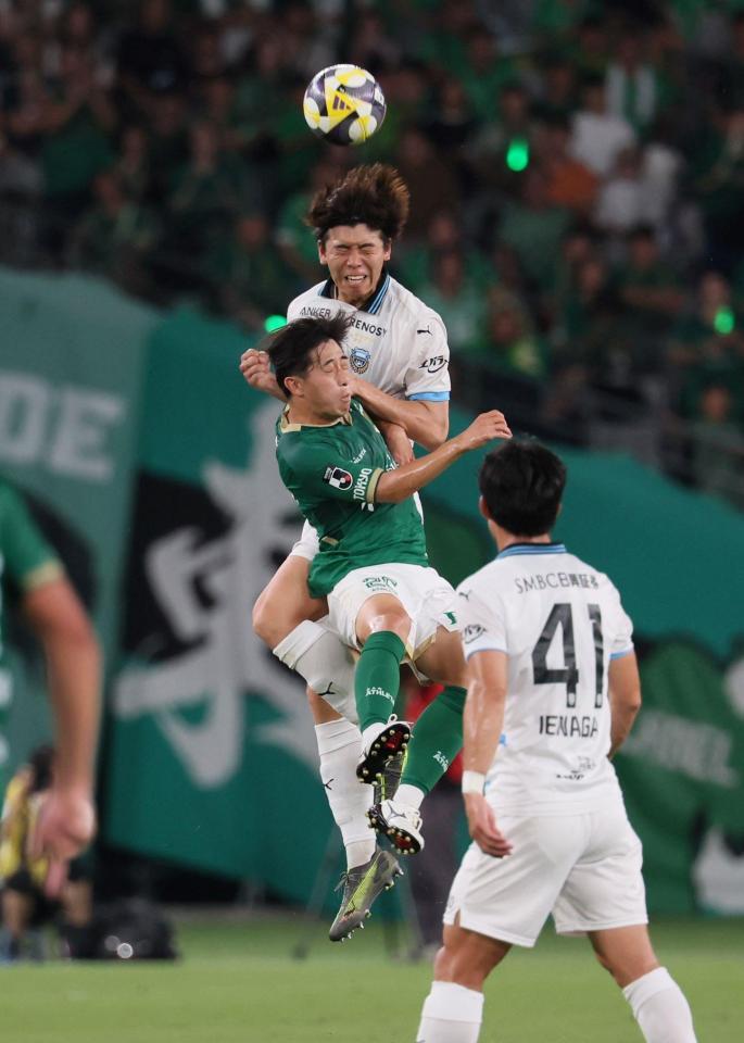 　後半、競り合う川崎・高井幸大（中央上）＝撮影・石井剣太郎