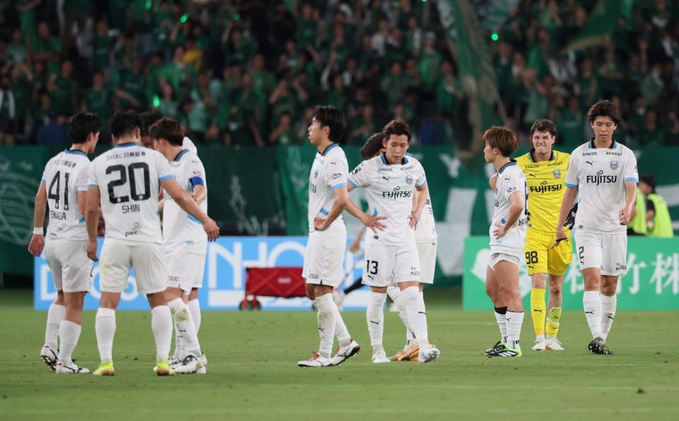 　試合に敗れ、落胆する高井幸大（右端）ら川崎イレブン（撮影・石井剣太郎）