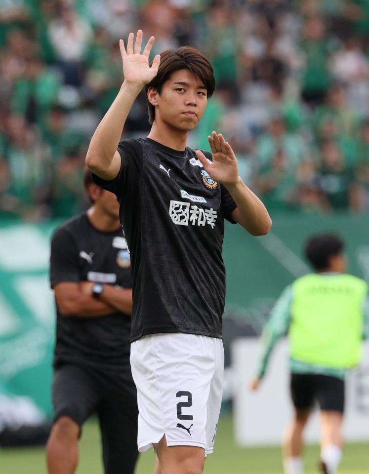 　歓声に応える川崎・高井幸大（撮影・石井剣太郎）