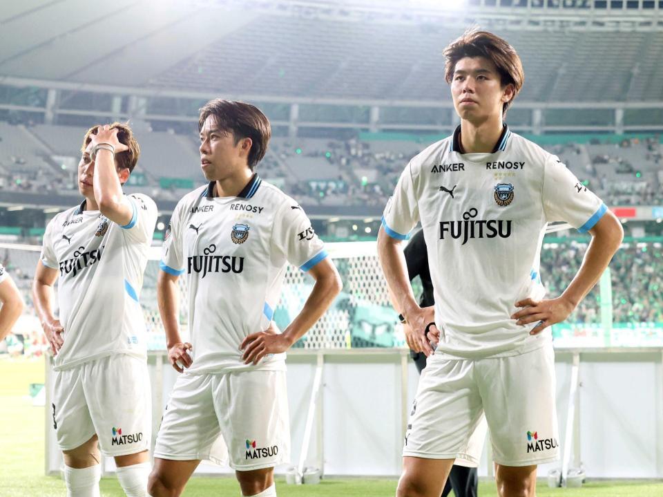 　試合に敗れ、厳しい表情を見せる高井（右）ら川崎イレブン（撮影・石井剣太郎）